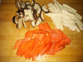 胡萝卜香菇炒腐竹的做法步骤：1