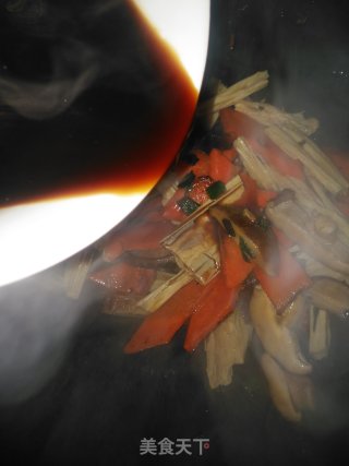 胡萝卜香菇炒腐竹的做法步骤：12