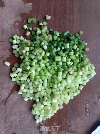 蒜苔炒鸡蛋的做法步骤：2