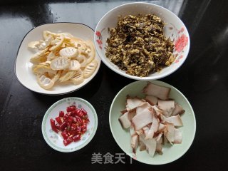 腊肉酸菜炒春笋的做法步骤：1