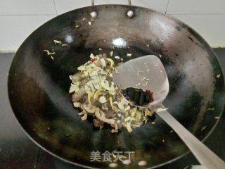 腊肉酸菜炒春笋的做法步骤：8