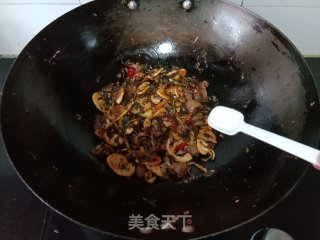 腊肉酸菜炒春笋的做法步骤：9