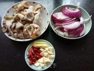 洋葱炒鸡杂的做法步骤：1