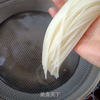麻辣肠煎蛋粉的做法步骤：2