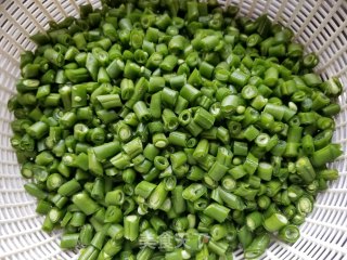 橄榄菜腊肠炒豆角粒的做法步骤：1