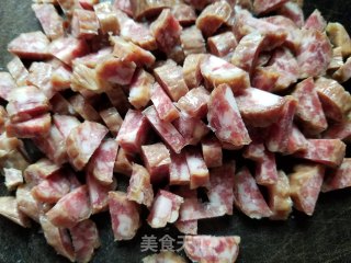 橄榄菜腊肠炒豆角粒的做法步骤：2
