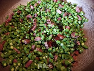 橄榄菜腊肠炒豆角粒的做法步骤：6