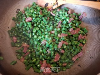 橄榄菜腊肠炒豆角粒的做法步骤：7