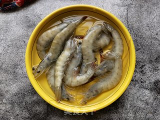 荷兰豆木耳炒虾仁的做法步骤：1