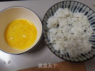 蛋炒饭的做法步骤：2