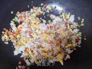 蛋炒饭的做法步骤：6