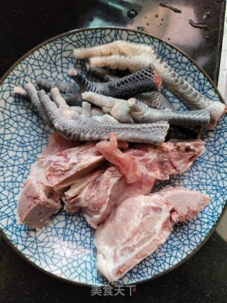 土茯苓煲排骨鸡脚汤的做法步骤：1