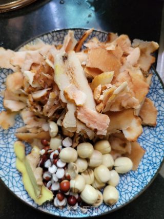 土茯苓煲排骨鸡脚汤的做法步骤：2
