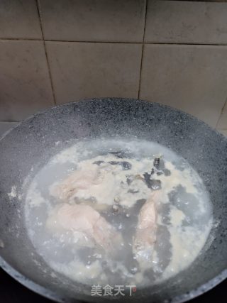 土茯苓煲排骨鸡脚汤的做法步骤：3