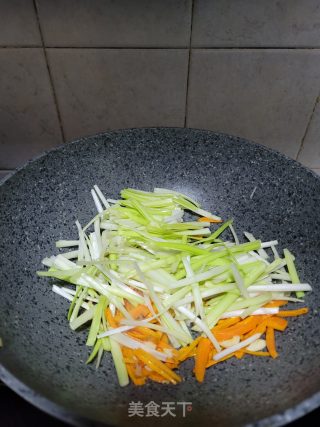 韭黄炒胡萝卜的做法步骤：4