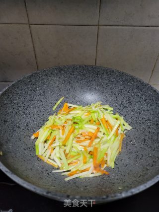 韭黄炒胡萝卜的做法步骤：5