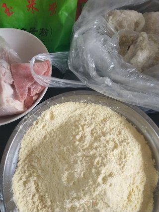 玉米粉酸菜馅蒸饺的做法步骤：1