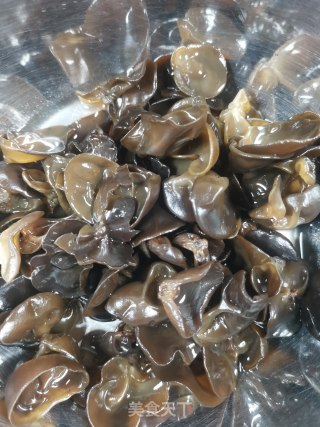简单滴鱼香肉丝的做法步骤：1
