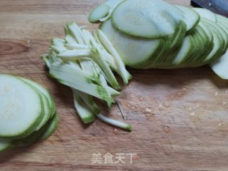 素炒西葫芦的做法步骤：1