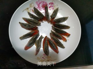 青红辣椒拌皮蛋的做法步骤：1