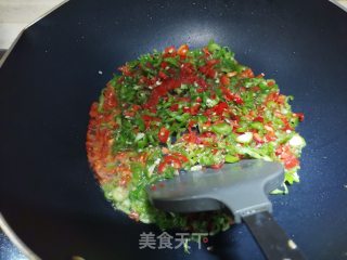 青红辣椒拌皮蛋的做法步骤：2