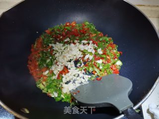 青红辣椒拌皮蛋的做法步骤：3