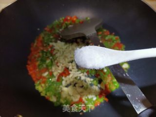 青红辣椒拌皮蛋的做法步骤：4