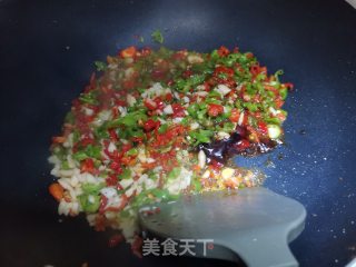 青红辣椒拌皮蛋的做法步骤：5