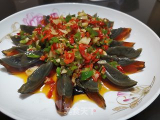 青红辣椒拌皮蛋的做法步骤：7