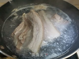 盐辣椒烧五花肉的做法步骤：1