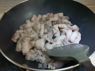 盐辣椒烧五花肉的做法步骤：2