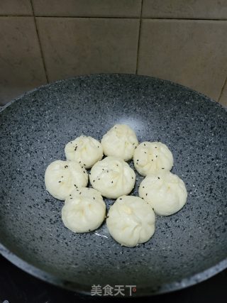 鲜肉酸菜煎包的做法步骤：16