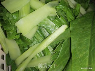 清炒油麦菜的做法步骤：1