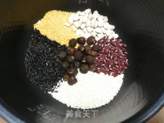 黑米桂圆杂粮粥的做法步骤：1