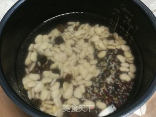 黑米桂圆杂粮粥的做法步骤：2