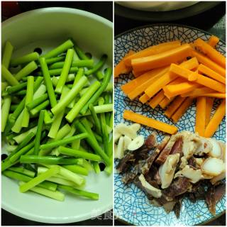 腊肉炒蒜苔胡萝卜的做法步骤：1
