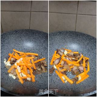 腊肉炒蒜苔胡萝卜的做法步骤：3