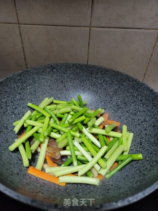 腊肉炒蒜苔胡萝卜的做法步骤：4
