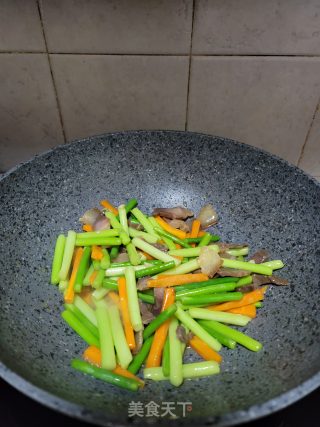 腊肉炒蒜苔胡萝卜的做法步骤：5