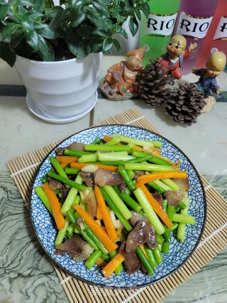 腊肉炒蒜苔胡萝卜的做法步骤：7