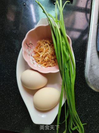 韭菜虾皮炒蛋的做法步骤：1