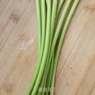 蒜苔炒虾仁的做法步骤：1