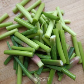 蒜苔炒虾仁的做法步骤：2