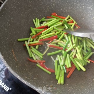 蒜苔炒虾仁的做法步骤：16