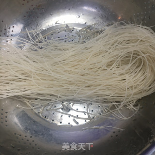 香芹鸭蛋拌米粉的做法步骤：1