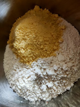 玉米面蒸卷的做法步骤：1
