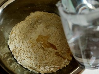 玉米面蒸卷的做法步骤：2