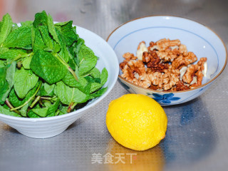 石香菜拌核桃仁的做法步骤：1
