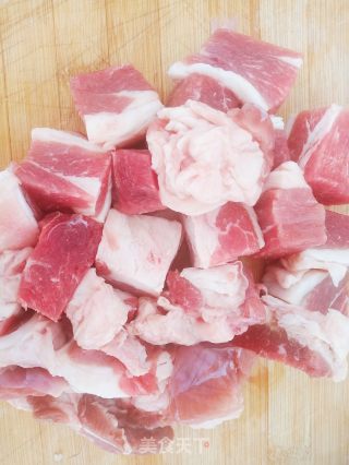 红烧羊肉煲的做法步骤：1