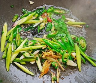 小炒花肠的做法步骤：11